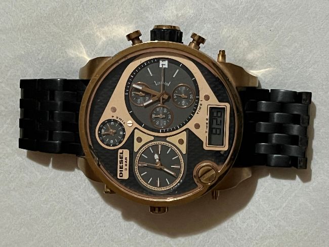 ساعة اوريجينال Deiesel نظيفة السعر 65000قديمة 