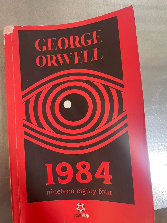 كتاب جورج أورويل الغني عن التعريف 1984