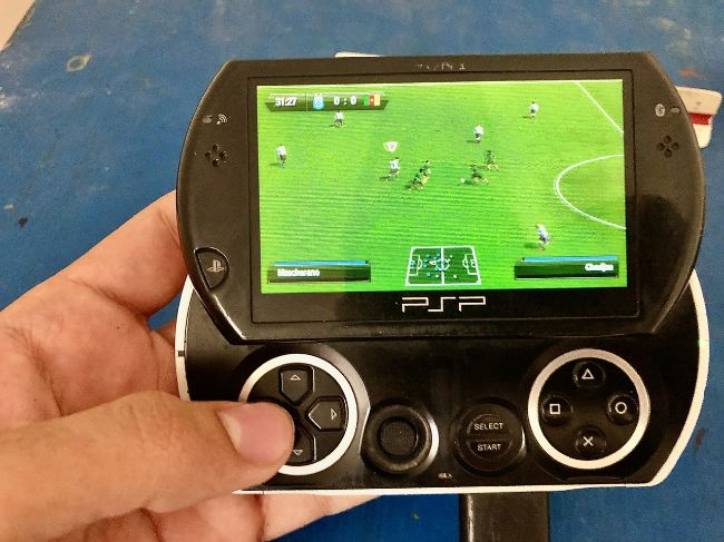 PSP-GO flasher avec 12 jeux installés (FIFA, GTA, …)
