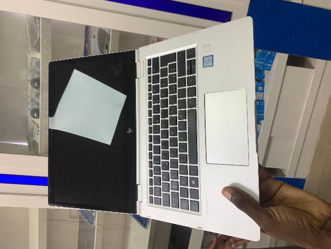 Hp elitebook i7 7Th RAM8G disk 256SSD tactile pliable 