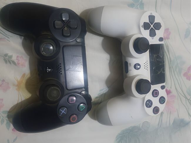 PS4 slim 2 manettes blanche et noire 
