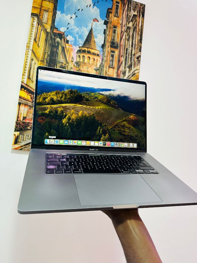 MacBook Pro touch bar i7 2019