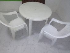 Table pvc jardin avec deux chaise 